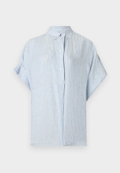 Chemise à manches courtes à rayures verticales bleu clair et blanches avec col et boutons, présentée à plat sur un fond blanc.