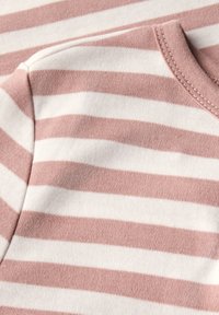Gestreepte stof met afwisselend zachte roze en witte horizontale lijnen, gemaakt van zachte katoen met een ronde halslijn en gestikte randen.