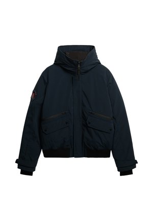 Donkerblauwe gewatteerde jas met capuchon, ritssluiting, twee voorzakken en geribbelde manchetten. Voorzien van een logopatch op de mouw. Waterdicht materiaal.