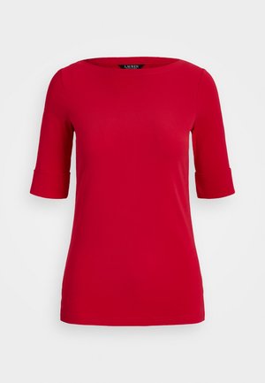 T-shirt rouge à manches courtes avec un col rond, fabriqué en tissu lisse. Les manches sont retroussées et le t-shirt a un ourlet droit.