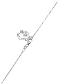 Bracciale in argento con chiusura rotonda, dotato di un piccolo charm a disco. La catena è composta da anelli ovali interconnessi.