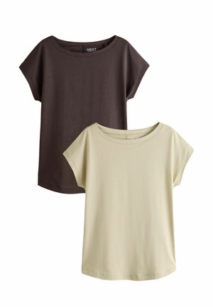 To enkle t-shirts med korte ærmer, den ene mørkebrun og den anden lys beige, med rund halsudskæring og uden synlige mønstre eller logoer.