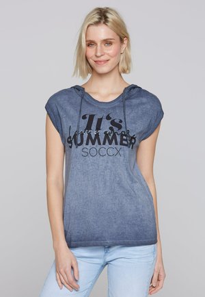Blaues T-Shirt mit Farbverlauf, kurzen Ärmeln und Kapuze. Schwarzer Text "It's SUMMER SOCCX" mit Glitzereffekten. Weicher, leichter Stoff.