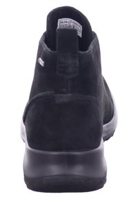 Stivaletti neri alla caviglia con parte superiore in suede, tacco basso e suola in gomma liscia. Language per un indossamento più facile.