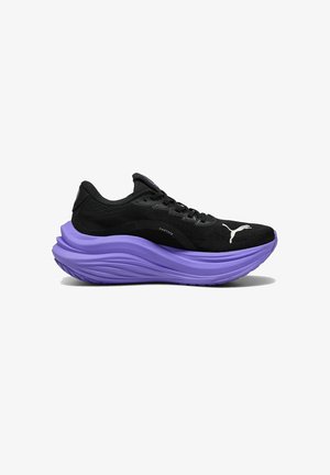 Baskets basses noires avec semelle texturée violette, fermeture à lacets à l'avant et logo Puma blanc sur la zone des orteils, présentées sur un fond blanc.