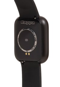 Reloj inteligente negro con caja de aluminio, esfera circular y dos puntos de contacto dorados en la parte posterior. Cuenta con una correa de silicona para mayor comodidad.