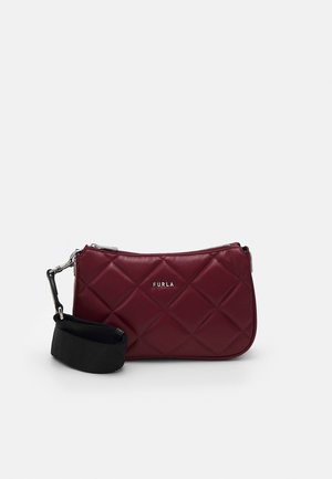 Bordowa pikowana skórzana kopertówka Furla z srebrnym suwakiem i odpinanym czarnym materiałowym paskiem.