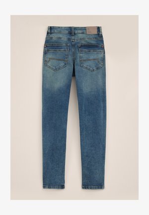 Vista posteriore dei jeans Blue Ridge slim-fit in lavaggio blu medio con due tasche posteriori e patch del marchio in pelle sulla vita.