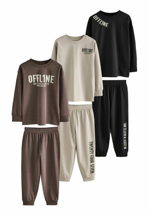 Set aus drei Loungewear-Outfits: braun, beige und schwarz. Jedes Outfit hat lange Ärmel, elastische Taillenbündchen und gedruckte Textelemente.
