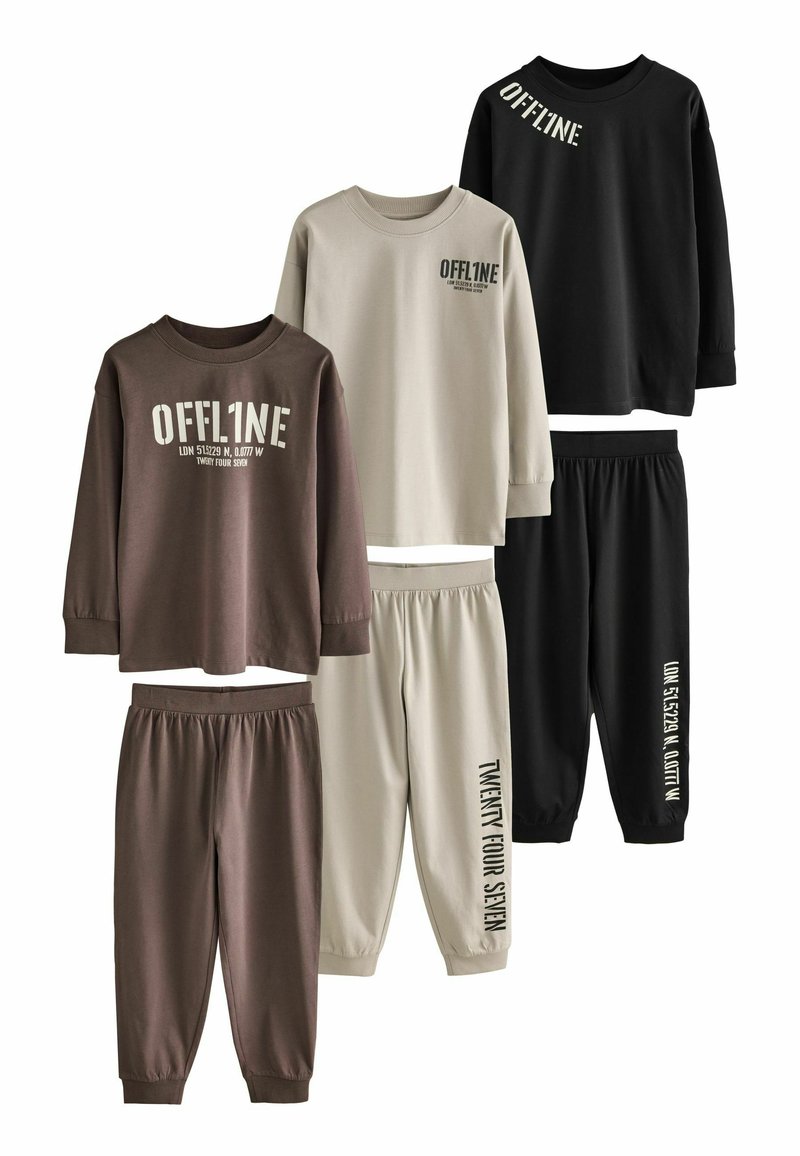 Ensemble de trois tenues de détente : marron, beige et noir. Chacune comprend des manches longues, des tailles élastiques et des accents de texte imprimé.