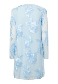 Robe longue bleu clair à manches longues en tissu transparent avec des motifs floraux brillants brodés, vue de dos. Aucune personne visible.