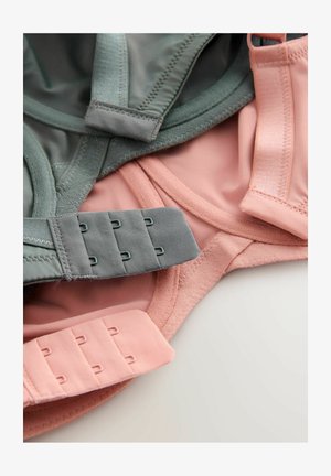 Trīs krūšturi atturīgās krāsās: zaļā, pelēkā un rozā. Izgatavoti no gludas auduma ar regulējamiem siksniņām un aizdare ar aci un āķi.