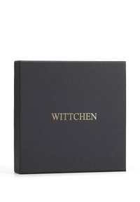 Boîte rectangulaire noire avec un logo "WITTCHEN" doré embossé sur le devant. Fabriquée en carton robuste avec une texture lisse.