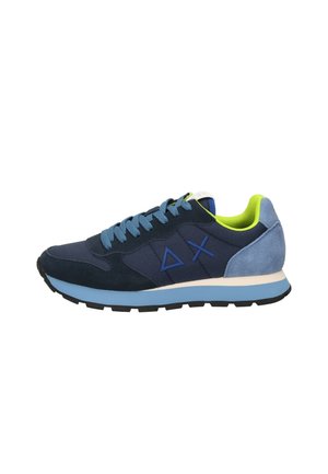 Dunkelblauer Sneaker mit hellblauer Sohle, blauen Schnürsenkeln, hellblauer Ferse, neongrünem Innenfutter und geometrischen Symbolen an der Seite.