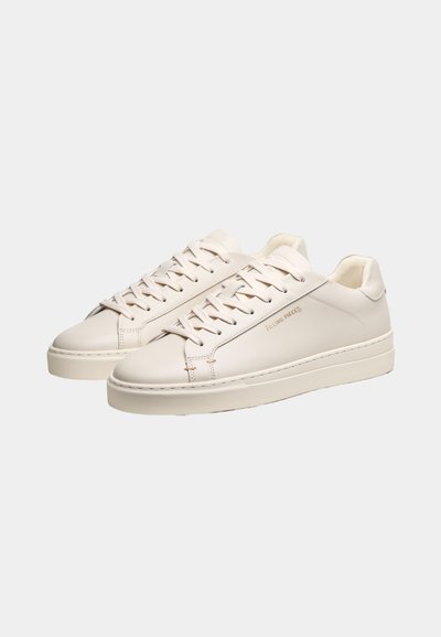 Ζευγάρι μπεζ δερμάτινα sneakers χαμηλού ύψους με κορδόνια και λογότυπο "Filling Pieces" στο πλάι, τοποθετημένα σε ανοιχτό γκρι φόντο.