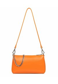 Borsa in pelle arancione di forma rettangolare, dotata di una tracolla lunga e regolabile e di un accento in catena argentata sul davanti.