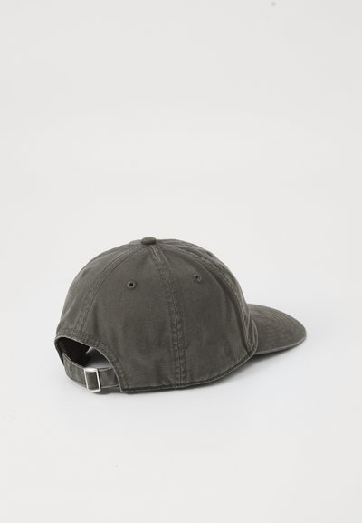 Σκούρο γκρι καπέλο βάσης με καμπυλωτό γείσο, υφή υφάσματος, ρυθμιζόμενο λουράκι στην πλάτη και λεπτομέρειες ραφής κατά μήκος των ραφών.