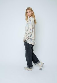 Emily van den Bergh Hemdbluse - sand multi cats