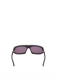 Sunglasses med en rektangulär svart ram, lila tonade linser och guldiga detaljer på gångjärnen, med eleganta, raka skalmar.