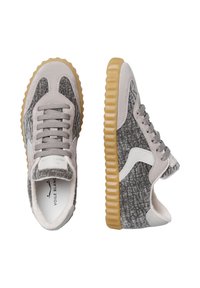 Niedrig geschnittene Sneaker mit strukturiertem grauen Stoff, hellgrauen Wildledereinsätzen, weißem Logo an den Seiten und dicken, gerillten Gummisohlen.