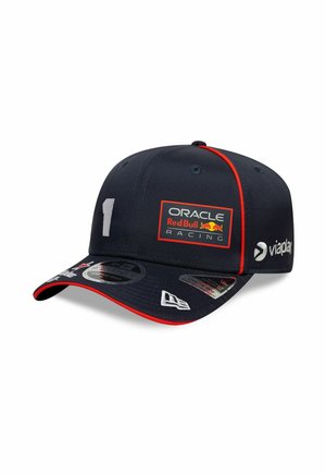 Granatowa czapka z zakrzywionym daszkiem, czerwonymi akcentami oraz logo Oracle i Red Bull Racing. Posiada zapięcie snapback i teksturę materiału.