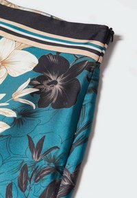 Trousse à imprimé floral en bleu sarcelle avec des accents noirs et beiges. Dispose d'une fermeture éclair et d'une texture satinée lisse. Présente de grands motifs floraux.