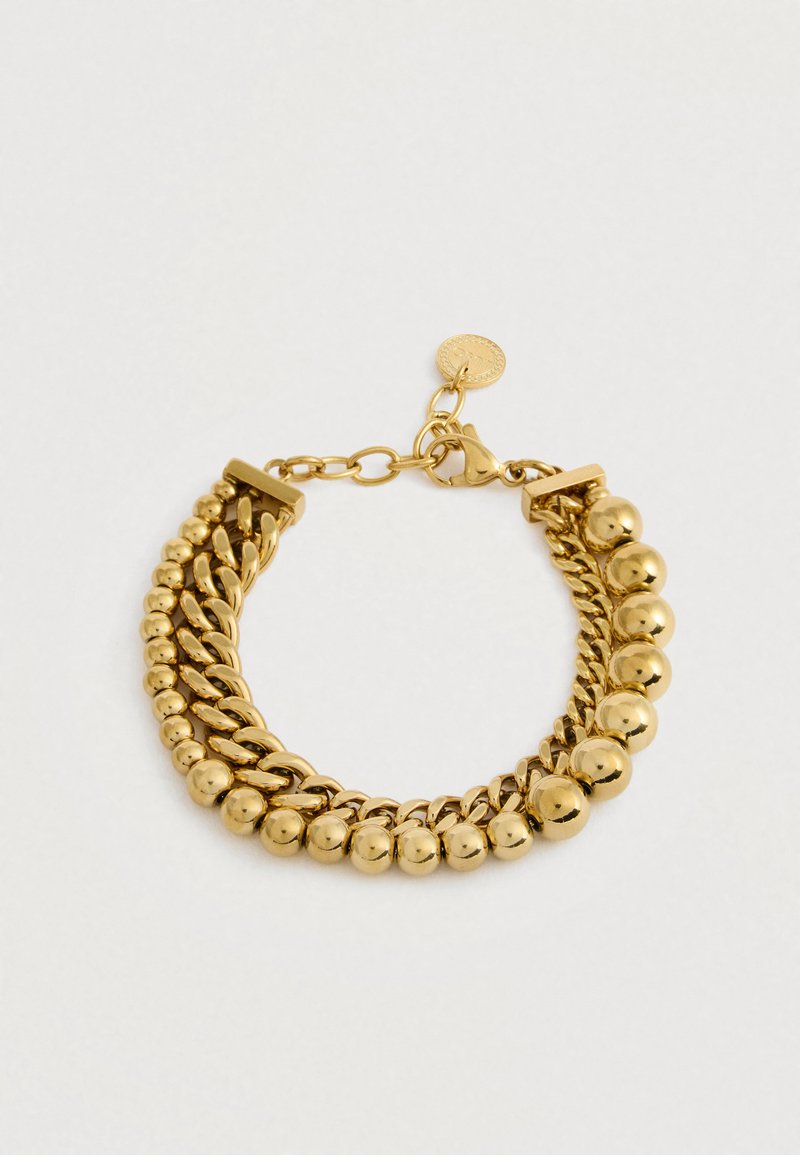 Gullfarget armbånd med to sammenkoblede kjeder, hvorav den ene har runde perler, og en krabbe lås med en justerbar kjede og en liten rund etikett.