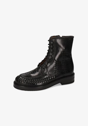 Stivale alla caviglia in pelle nera con texture intrecciata, punta rotonda e allacciatura frontale. Presenta cuciture decorative e un tacco solido.