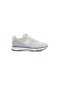 Sneaker grigie realizzate in suede e mesh, con pannelli bianchi, un accento blu nella soletta centrale e una suola in gomma nera con un design seghettato.