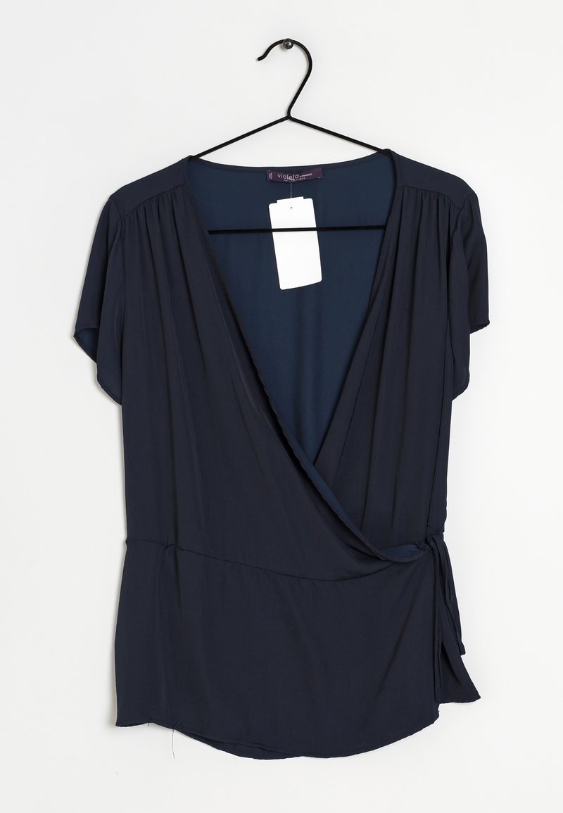 Blusa avvolgente blu navy a maniche corte, con una profonda scollatura a V, dettagli arricciati sulle spalle e un nastro di legatura laterale.