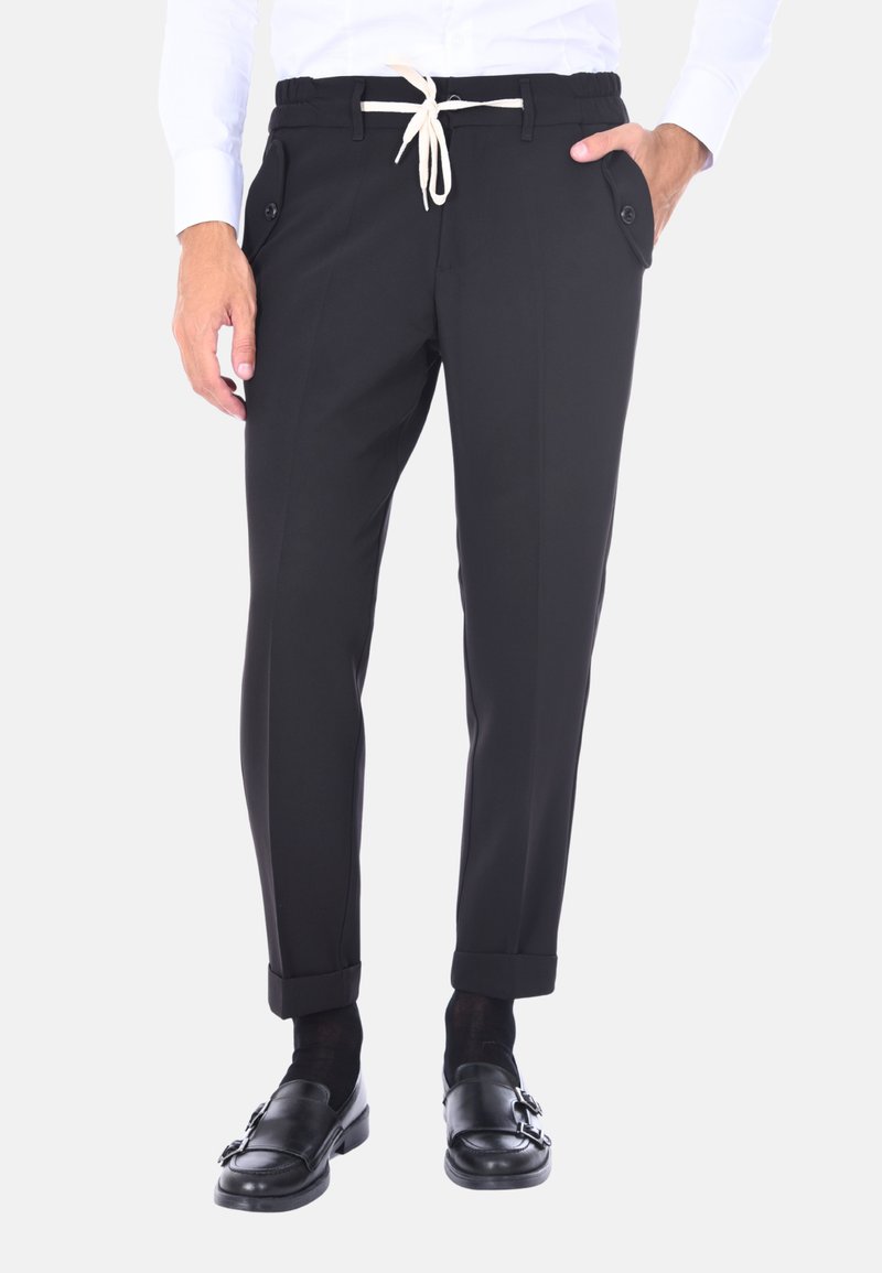 Pantaloni neri con vita elasticizzata e coulisse, tasche laterali con chiusura a bottone e gambe affusolate. Tessuto in misto cotone.
