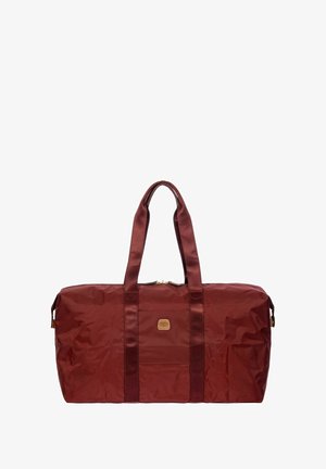 Rode nylon duffeltas met een gladde textuur, dubbele handvatten, ritssluiting en subtiele logopatch aan de voorkant. Ruimtelijk ontwerp zonder zichtbare patronen.