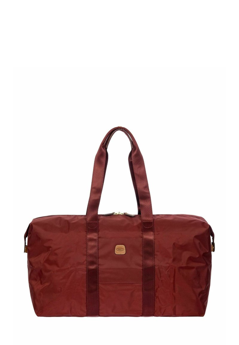 Sac de sport en nylon rouge avec une texture lisse, de double poignées, fermeture éclair et un logo discret sur le devant. Conception spacieuse sans motifs visibles.