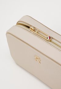 Tommy Hilfiger LOGO CAMERA BAG - Umhängetasche - sugarcane