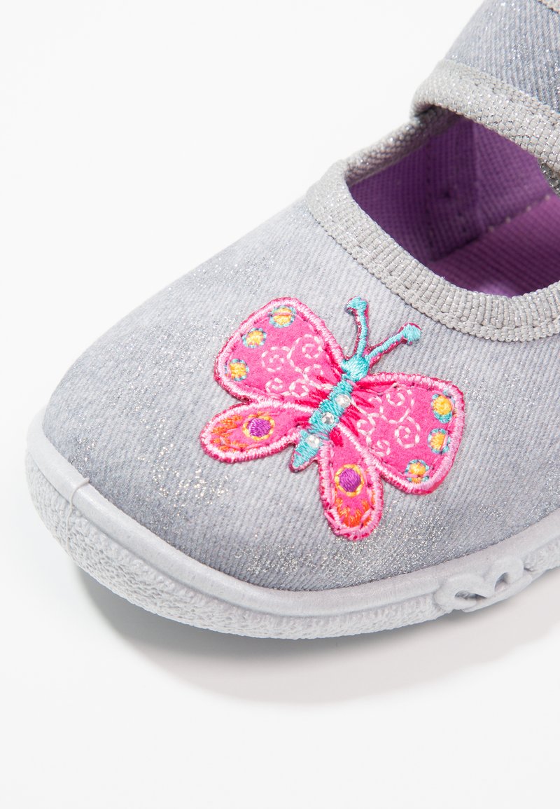 Grau farbener Stoffschuh mit strukturierten Oberflächen, mit einem leuchtend pinkfarbenen gestickten Schmetterlingsdesign an der Spitze und einer weißen Gummisohle.