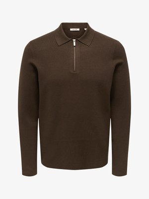 Bruine polo met lange mouwen, gemaakt van een gestructureerde gebreide stof, met een rits bij de hals en een klassiek kraagontwerp.