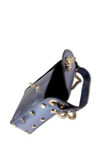 Marineblauwe leren tas met een puntig ontwerp, gouden hardware accenten, metalen studs aan de zijkant en een kettingriem; de binnenkant toont diepte en textuur.