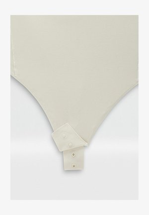Cremfarbener Bodysuit mit glatter Textur, ausgestattet mit einem geknöpften Kragen und einem eng anliegenden, dreieckigen Schnitt am unteren Ende.