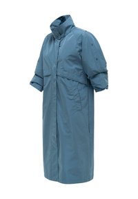 Langer blauer Mantel mit hohem Kragen, hochgekrempelten, halblangen Ärmeln, Seitentaschen und vorderer Druckknopfverschluss.