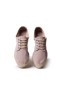 Scarpe in tela rosa chiaro con dettagli beige a laccio, suole in corda di juta e punte arrotondate. Design minimalista, con tessuto testurizzato.