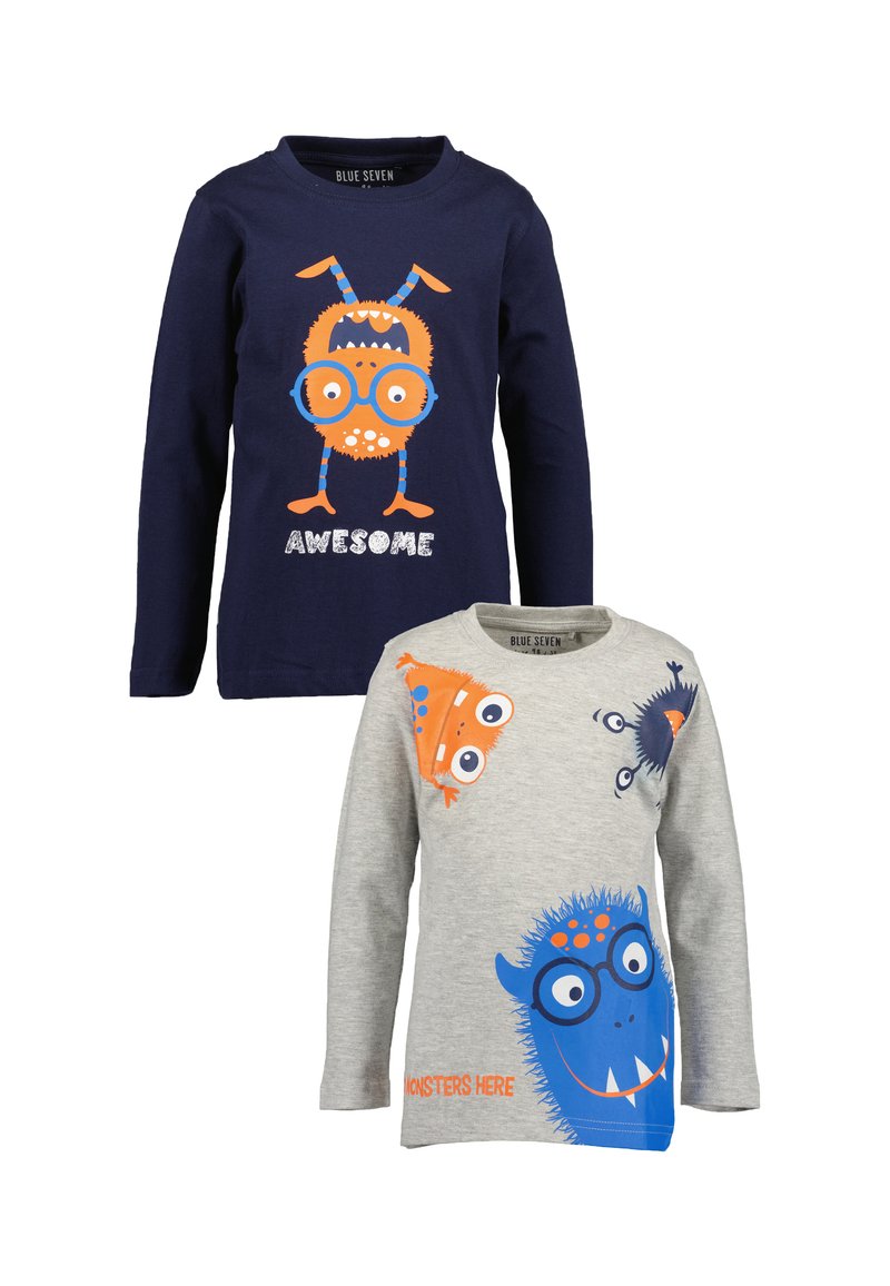 Zwei Langarmshirts: eines in Marineblau mit einem orangen Monstergrafik und dem Text "AWESOME"; das andere in Grau mit bunten Monsterdesigns und dem Text "MONSTERS HERE".
