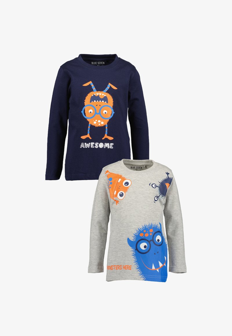 Zwei Langarmshirts: eines in Marineblau mit einem orangen Monstergrafik und dem Text "AWESOME"; das andere in Grau mit bunten Monsterdesigns und dem Text "MONSTERS HERE".
