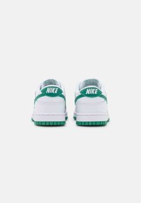 Nike Sportswear DUNK - Sapatilhas - white/green noise
