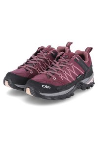 Zapatos de senderismo morados con acentos negros, paneles de malla y puntera reforzada. Presentan cordones texturizados y una suela de goma con patrón para mejor tracción.