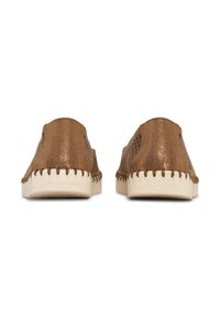 Para brązowych skórzanych butów wsuwanych z perforowanymi bokami i białymi podeszwami ze szwem, widzianych od tyłu na białym tle.