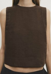 Haut sans manches en lin marron avec un col rond, design court et coutures minimales, mettant en valeur une surface lisse et texturée.