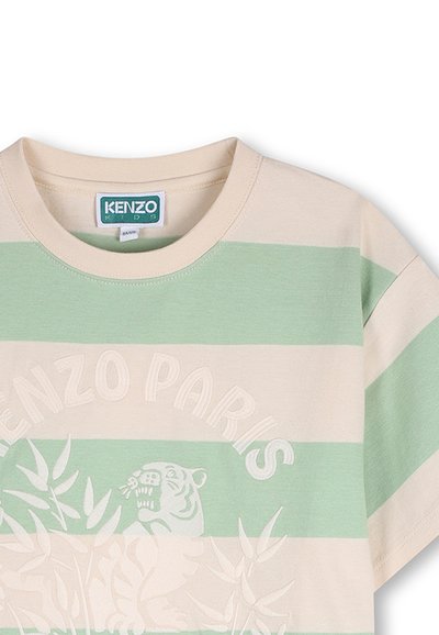 T-shirt en coton rayé beige et vert clair, avec un col rond, un texte embossé "KENZO PARIS" et un motif de tigre avec des accents de feuillage.