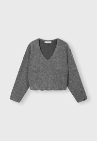 Grauer, kurz geschnittener Pullover mit langen Ärmeln, tiefem V-Ausschnitt, weicher Textur und legerer Passform. Hergestellt aus einem gemütlichen Strickmaterial.
