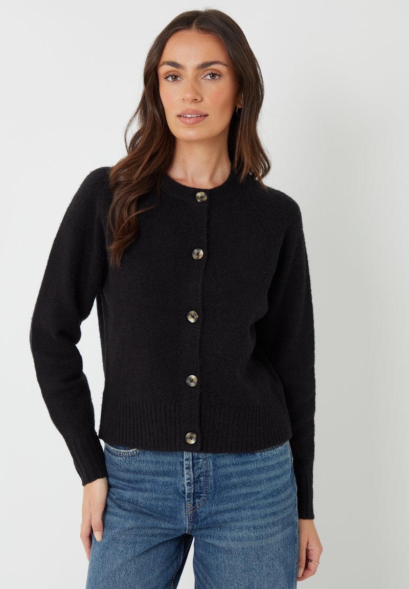 Cardigan nero in maglia con scollatura tonda, orlo a coste e sei bottoni chiari lungo il davanti. Texture morbida, con maniche lunghe.