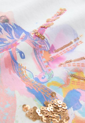 Weißer Stoff mit einem bunten, abstrakten Design in Pink-, Blau- und Orangetönen. Goldene Pailletten sind über die Oberfläche verteilt.